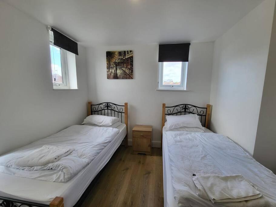 Serene 1 Bedroom, 3 Single Beds Бристоль Екстер'єр фото